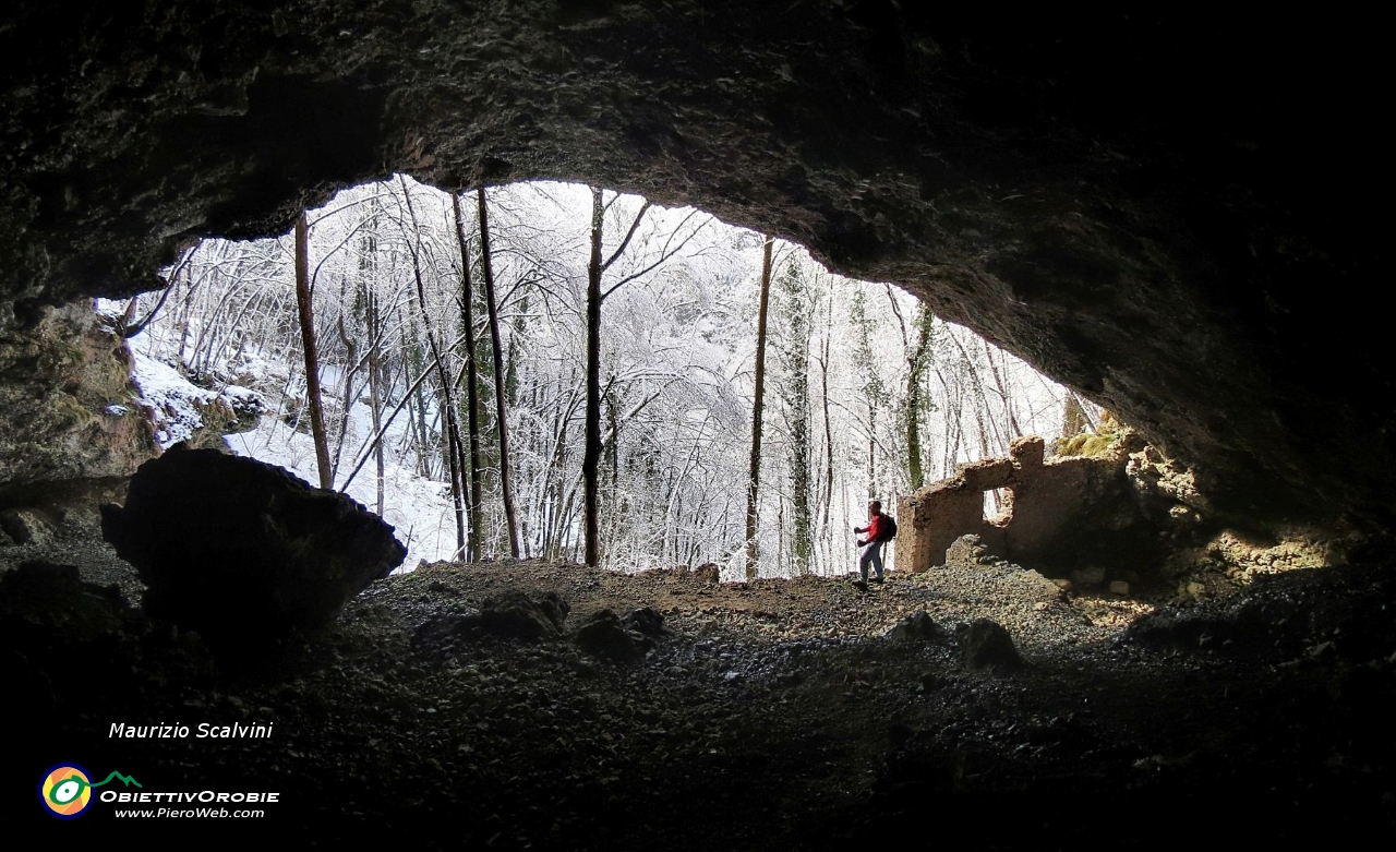 28 Dentro la grotta....JPG